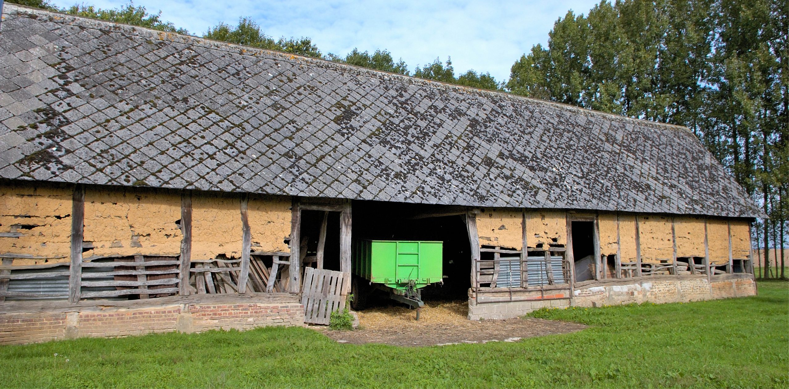 Bâtiment agricole avec toit en matériaux amiantés